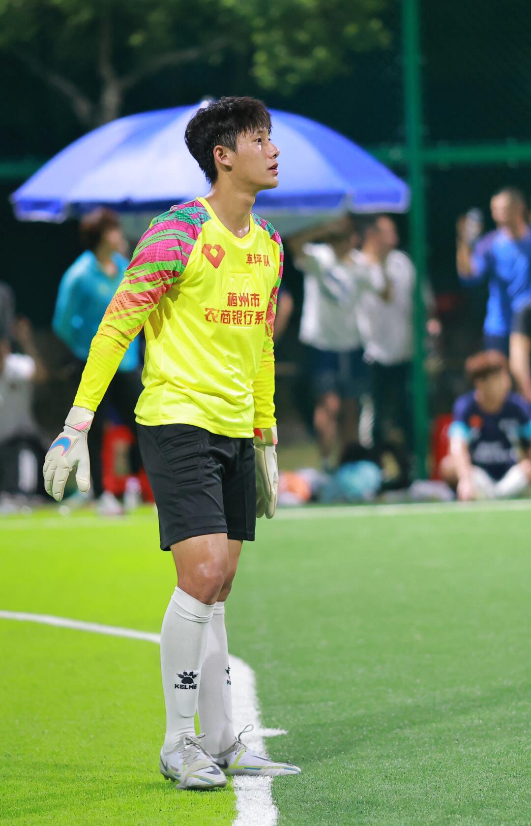 足球联赛状态高亢，球员卓越技艺闪耀夺目！的简单介绍