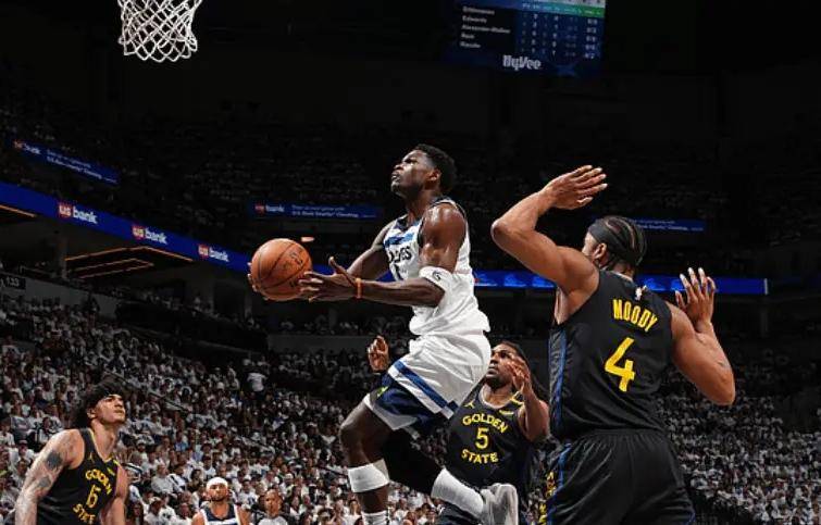 关于勇士新秀表现惊艳，全场观众掌声不断，完成一下.的信息